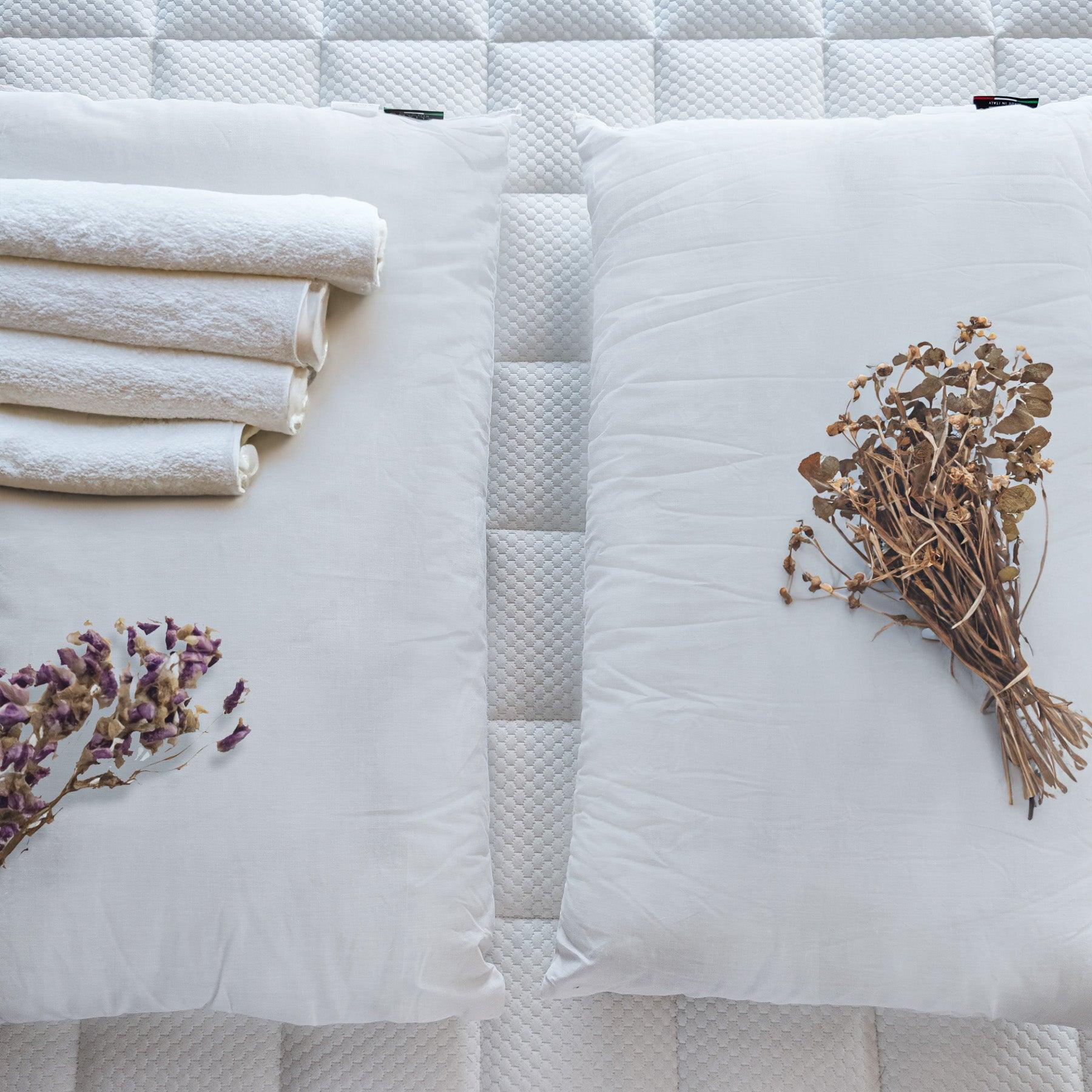 Vista laterale dei cuscini letto in fibra Tiziano di Beliamo, ideali per un supporto ergonomico e un riposo confortevole