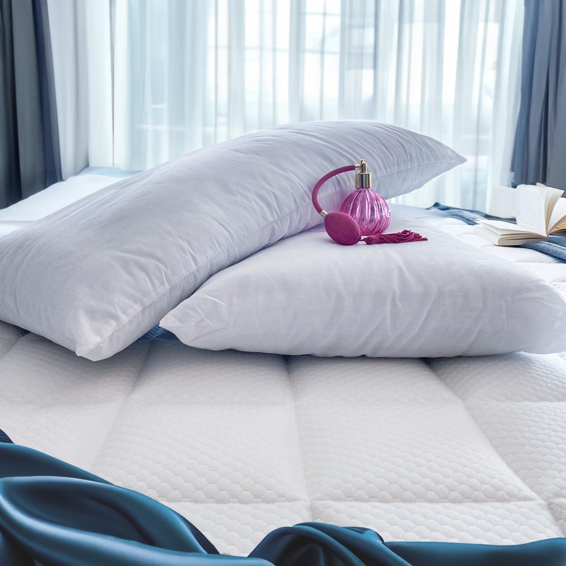 Due cuscini letto in fibra Tiziano di Beliamo, perfetti per migliorare la qualità del sonno grazie al loro design ergonomico