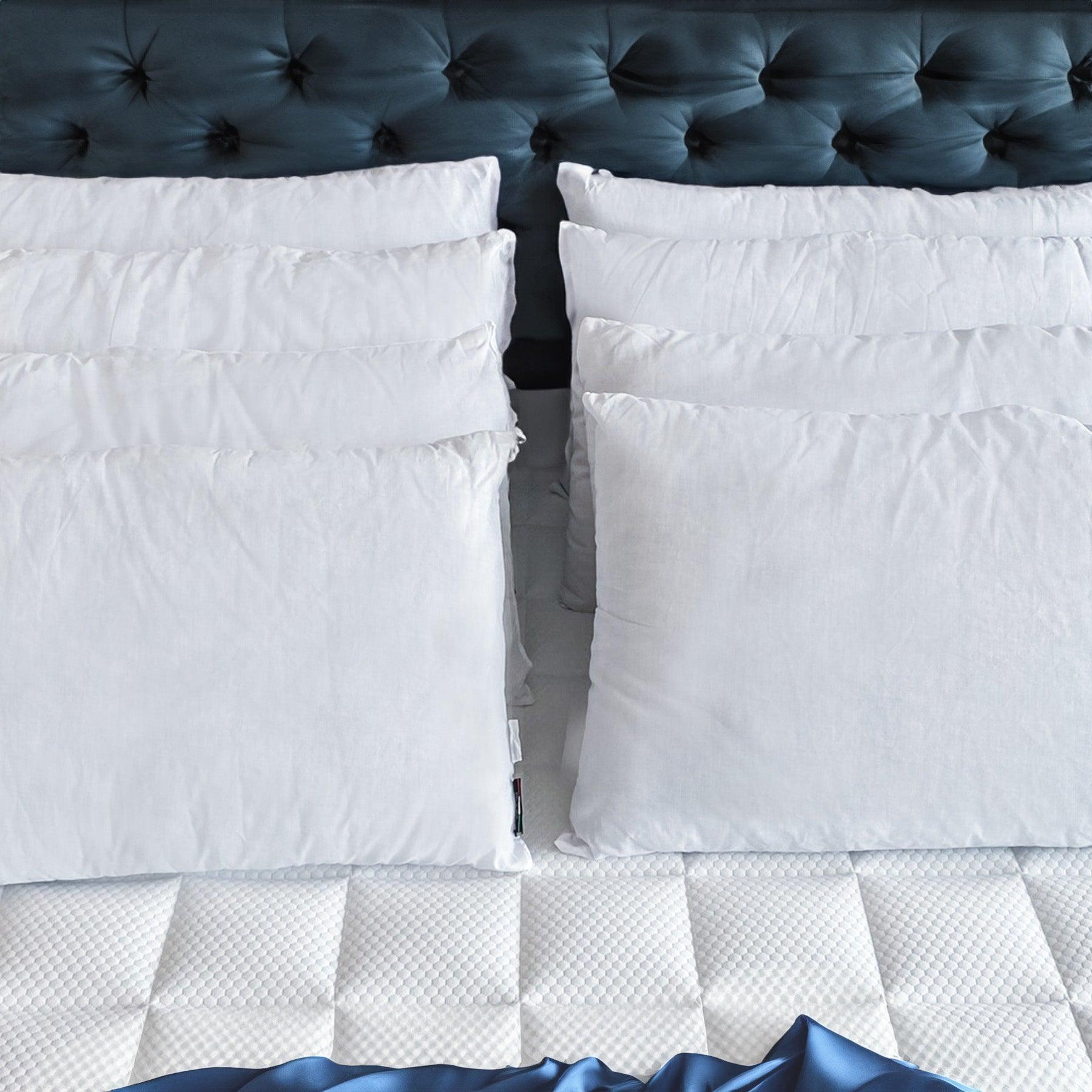 Vista frontale dei cuscini letto in fibra Tiziano di Beliamo, che evidenzia la loro eleganza e la qualità dei materiali