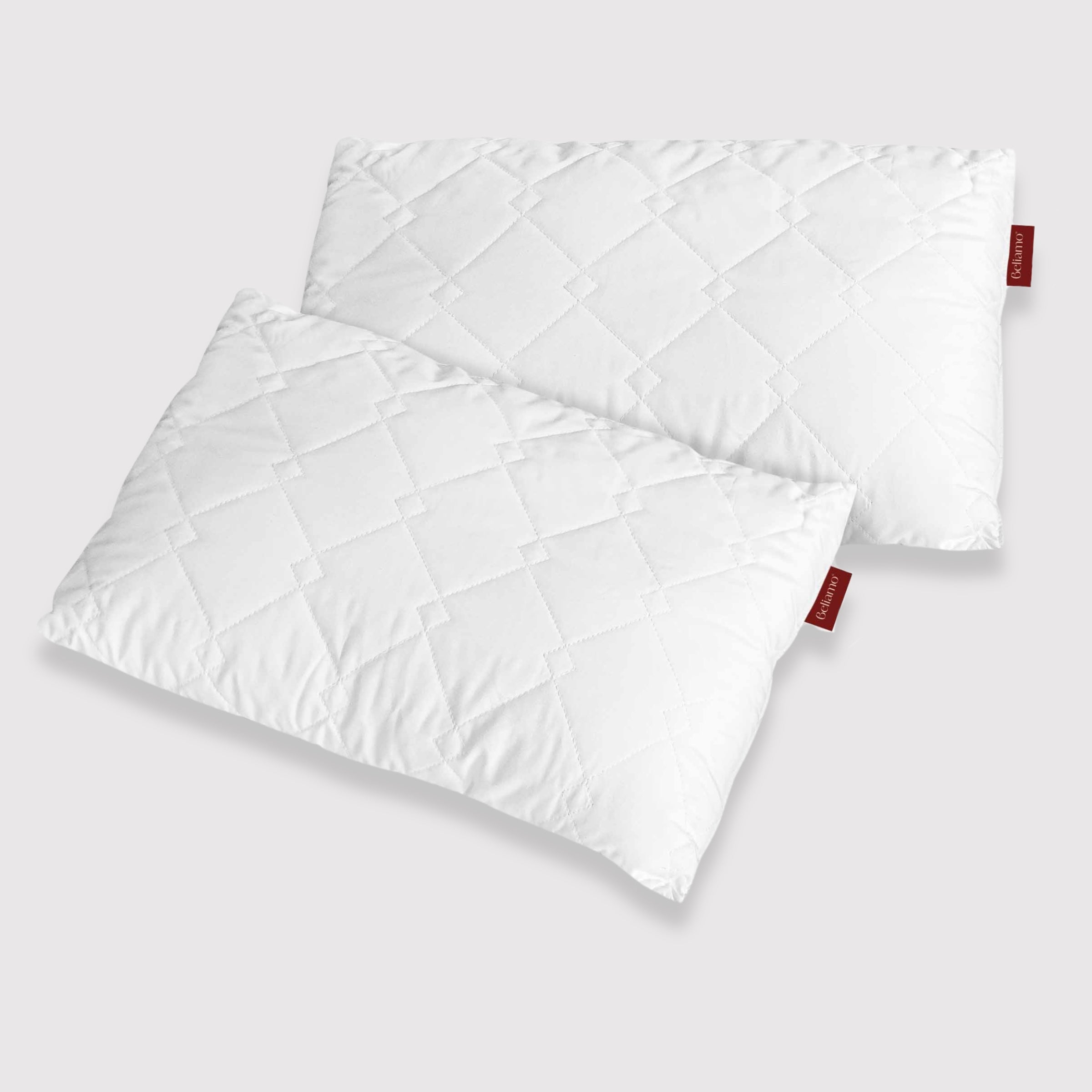 Due cuscini Siena in fiocco di memory foam di Beliamo, pensati per offrire un comfort superiore e un supporto ottimale