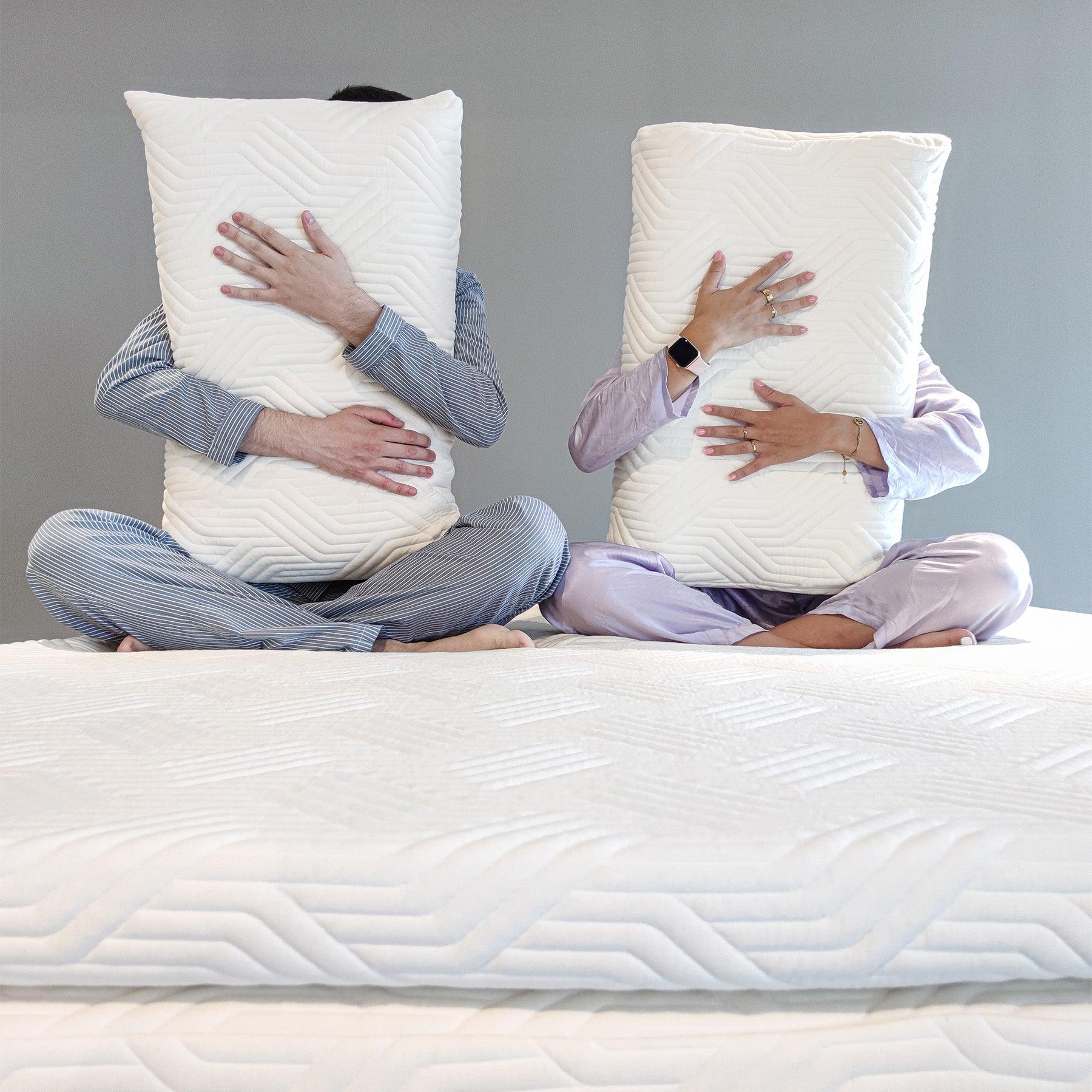Primo piano del cuscino 100% Watergel Donizetti di Beliamo, evidenziando il design ergonomico e la qualità del tessuto