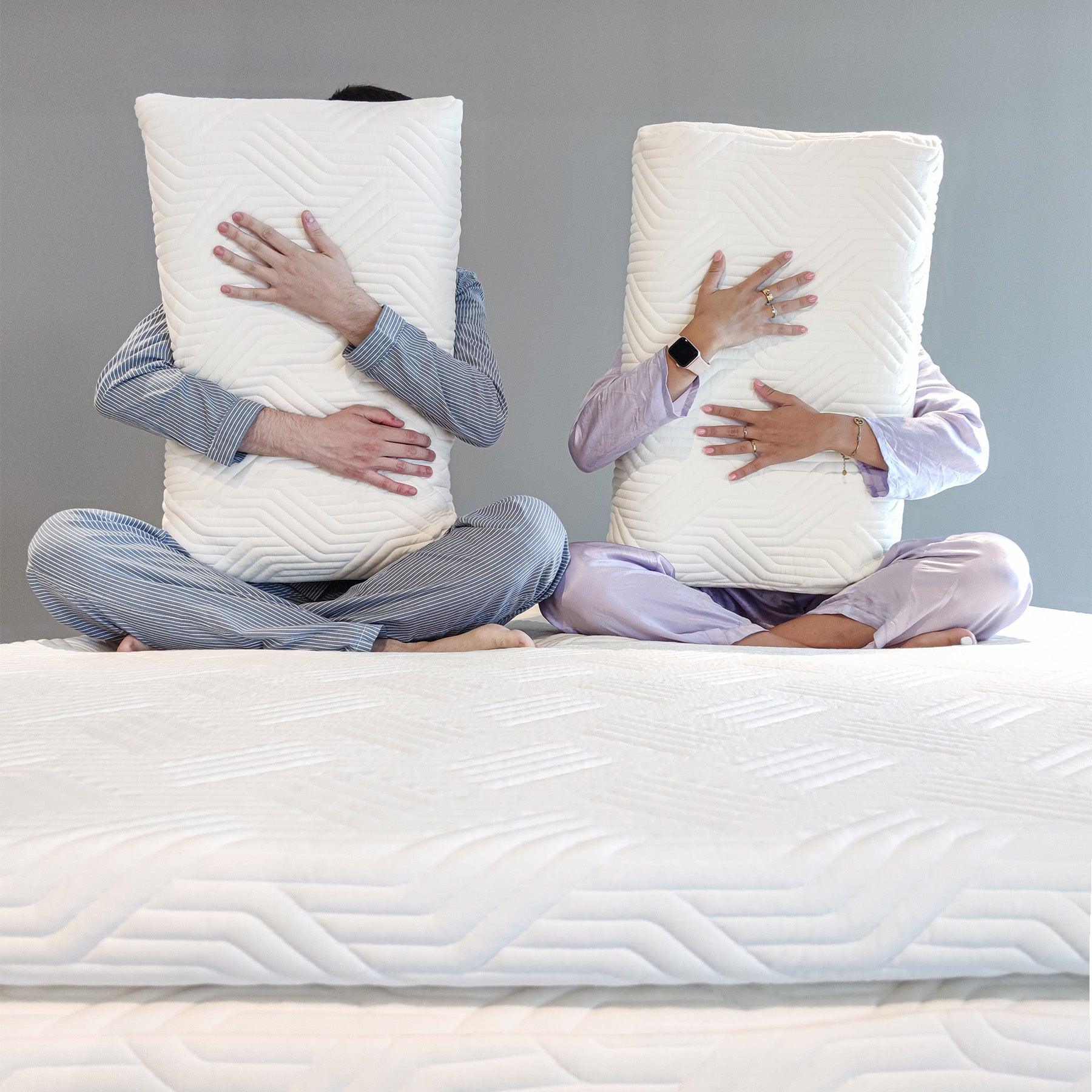 Ragazzi abbracciano i cuscini Donizetti cervicale in Watergel, perfetti per alleviare la tensione del collo