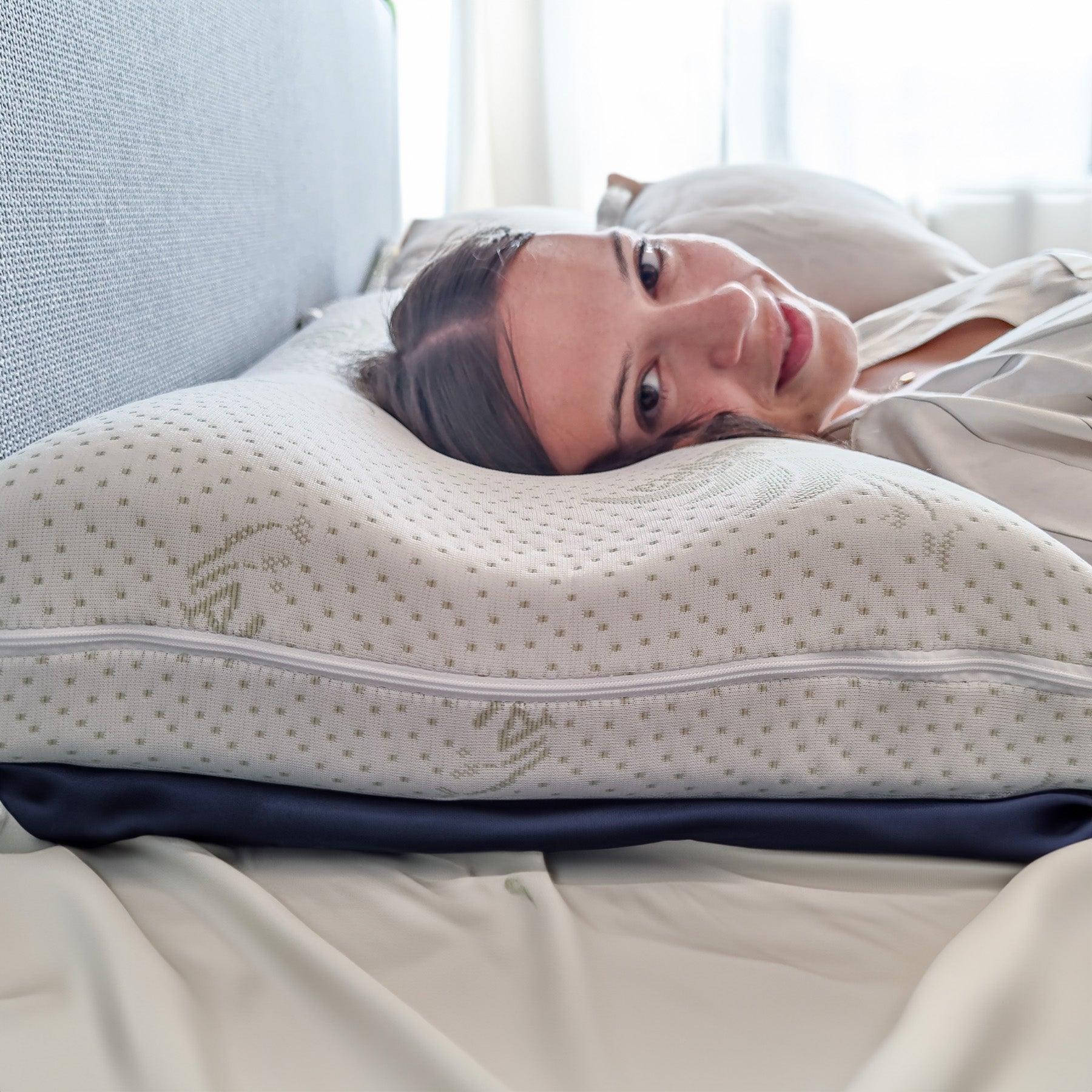 Dettaglio del cuscino cervicale Positano in memory foam con aloe, ideale per offrire comfort e freschezza durante il sonno