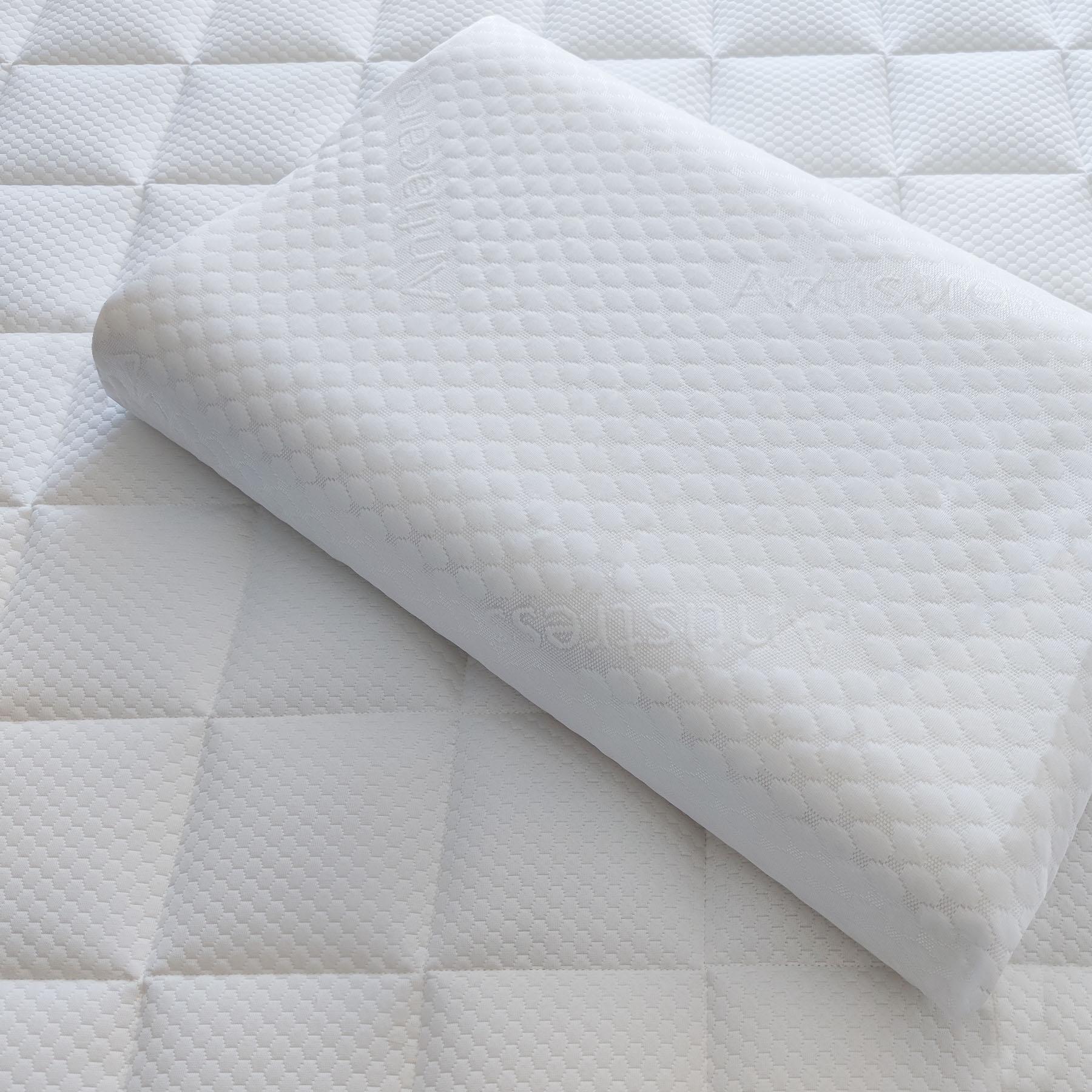 Primo piano del cuscino cervicale Lignano in memory foam e water gel di Beliamo, evidenziando i materiali di alta qualità