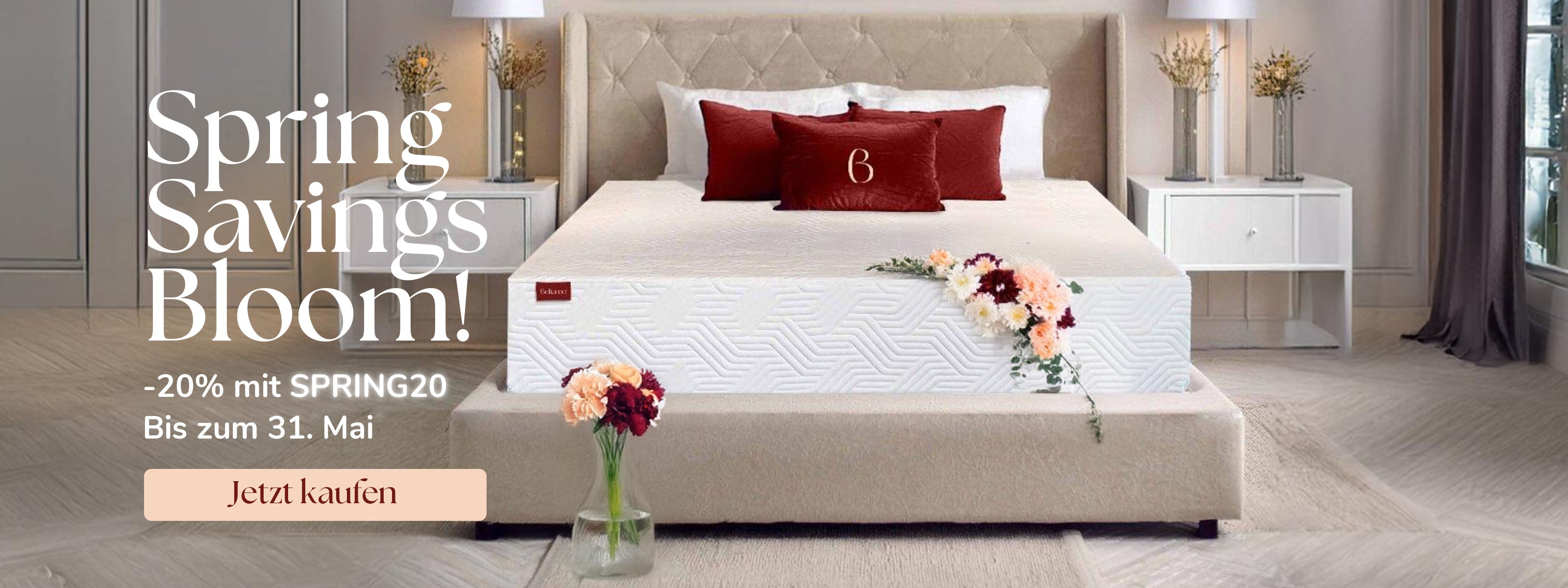 Frühlingsangebot von Beliamo mit einem modernen Schlafzimmer, beige Bett mit weißer Matratze, roten Kissen und Blumen. Der Text lautet: Spring Savings Bloom! -20% mit SPRING20 Bis zum 31. Mai. Jetzt kaufen.