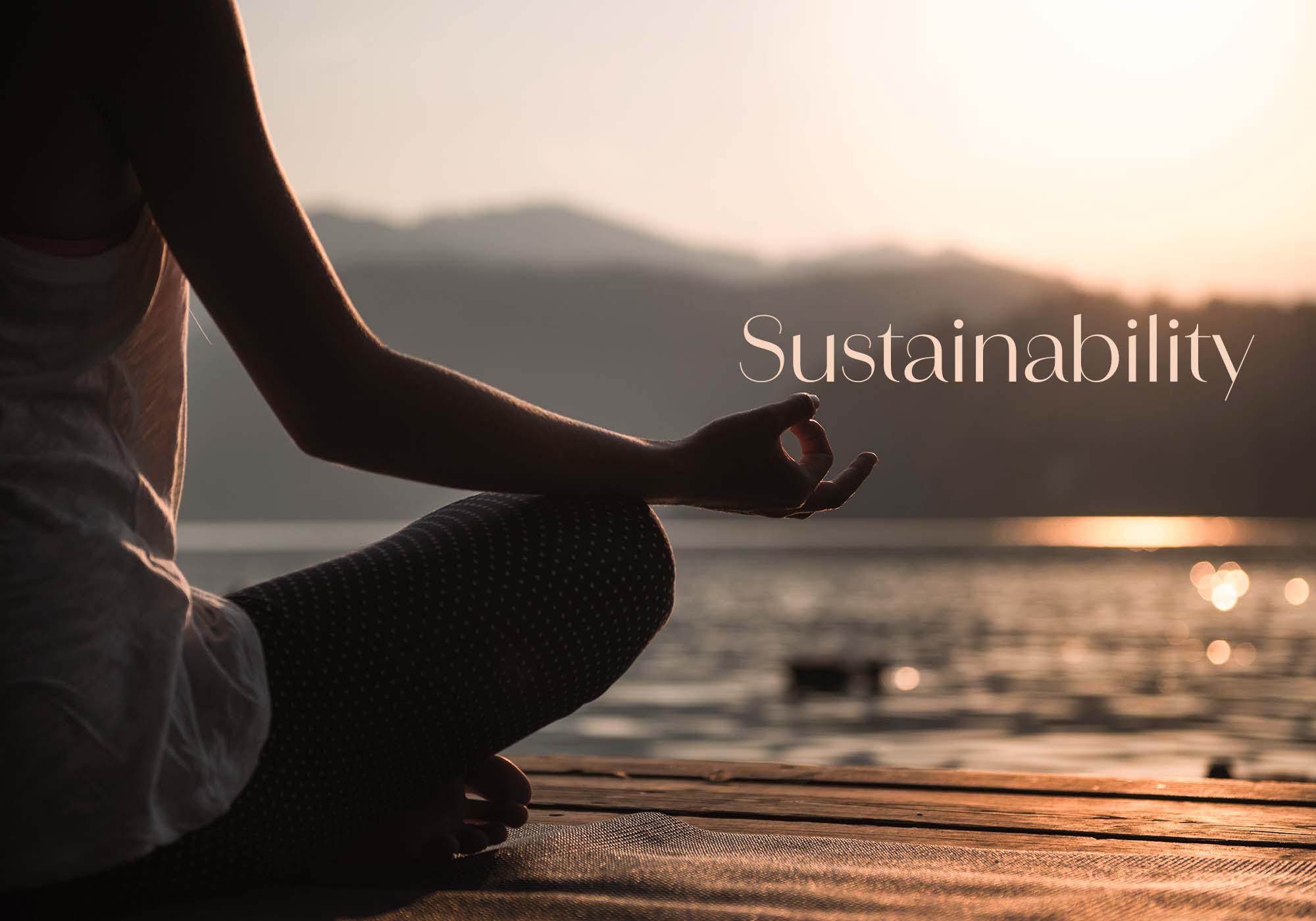 Ragazza che fa yoga al tramonto su un pontile di legno - Benessere e relax su Beliamo.com